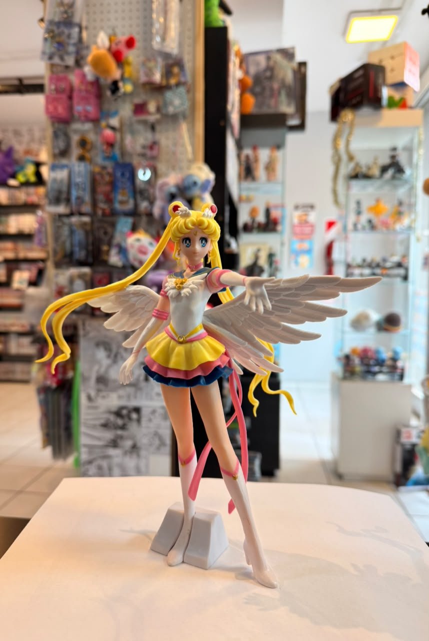 FIGURA DE SAILOR MOON CON SUS ALAS EXTENDIDAS