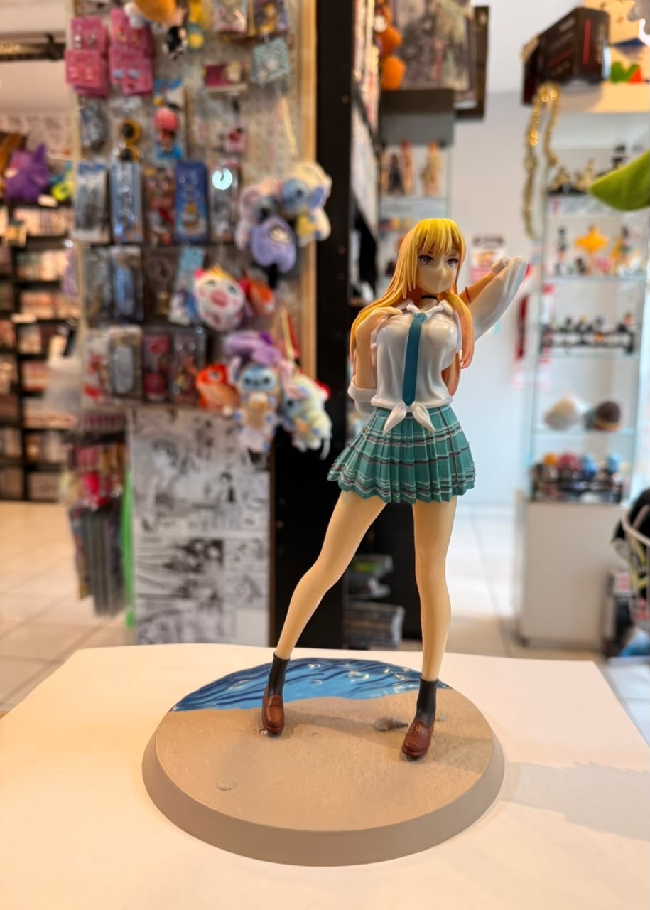 FIGURA DE MARIN KITAGAWA EN BASE QUE SIMULA PLAYA