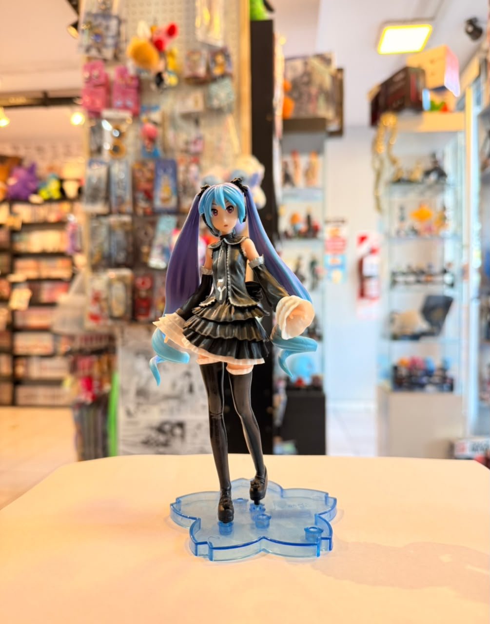 FIGURA DE MIKU CON ATUENDO GOTICO
