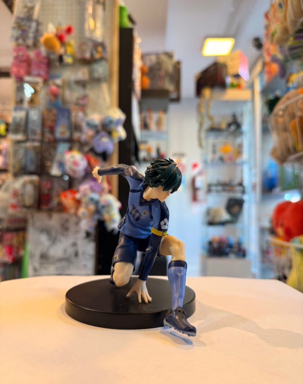FIGURA DE RIN ITOSHI EN POSE DINAMICA DE FUTBOL