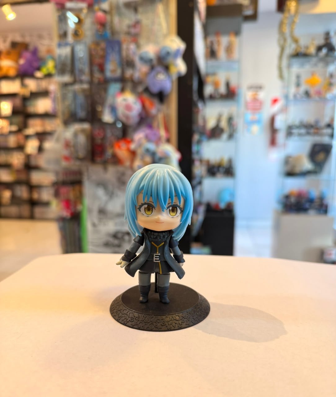 FIGURA CHIBI DE RIMURU CON SU ATUENDO DE SEÑOR DEMONIO