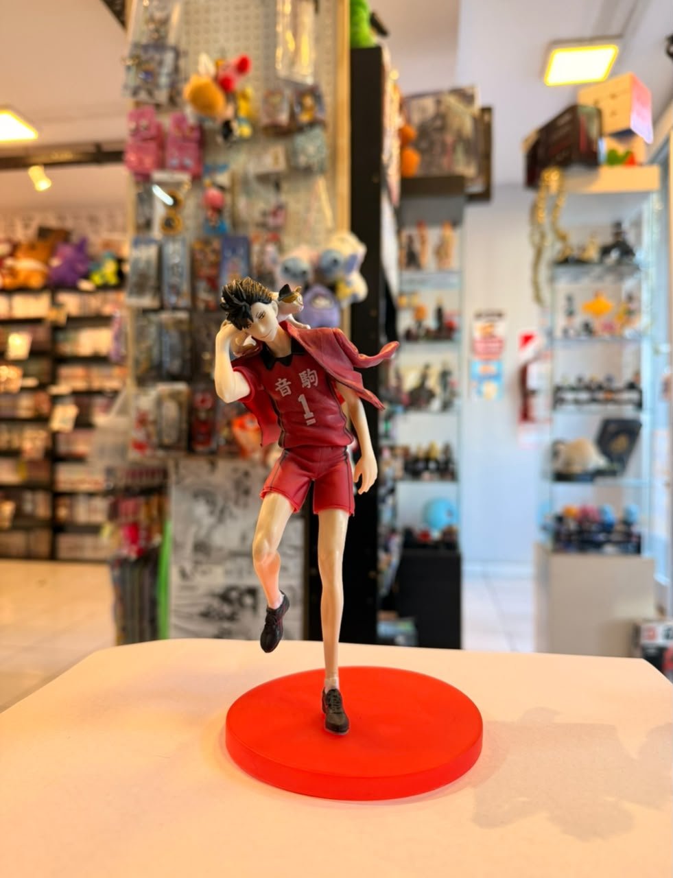 FIGURA DE TETSURO KUROO CON SU UNIFORME ROJO Y GATO EN EL HOMBRO