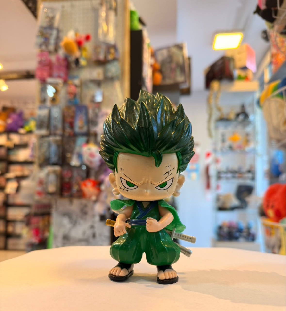 FIGURA CABEZON DE ZORO SOSTENIENDO SUS ESPADAS