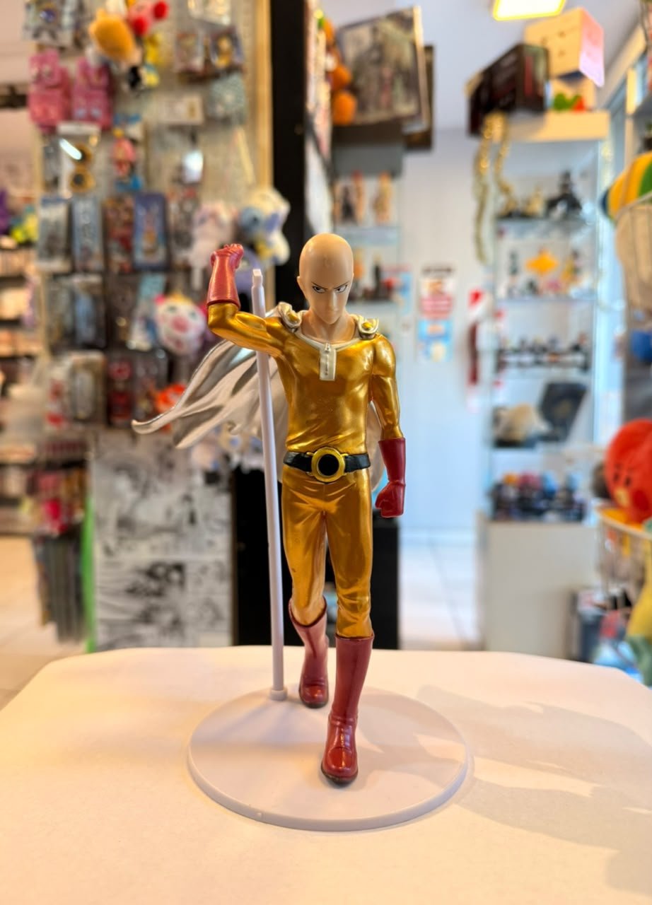 FIGURA DE SAITAMA CON SU TRAJE DORADO