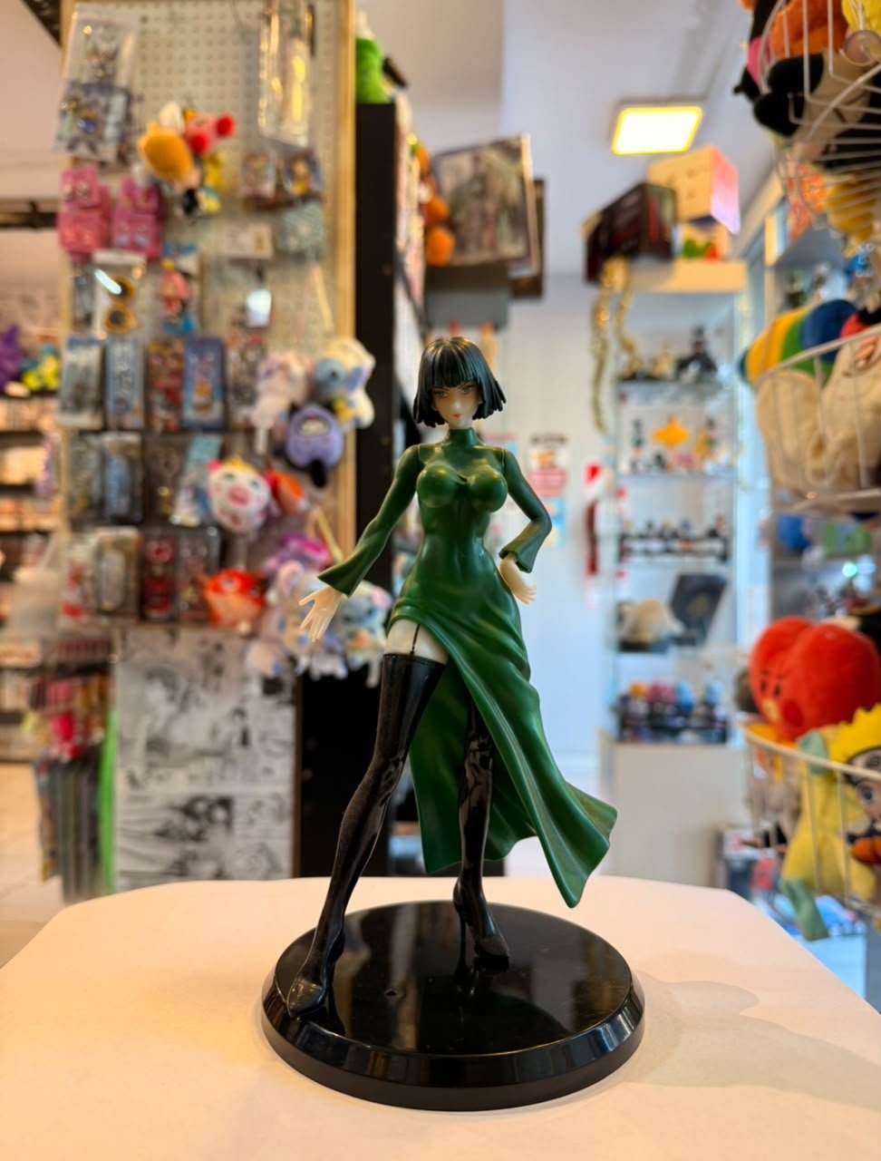 FIGURA DE FUBUKI CON UNA MANO APOYADA EN LA CADERA