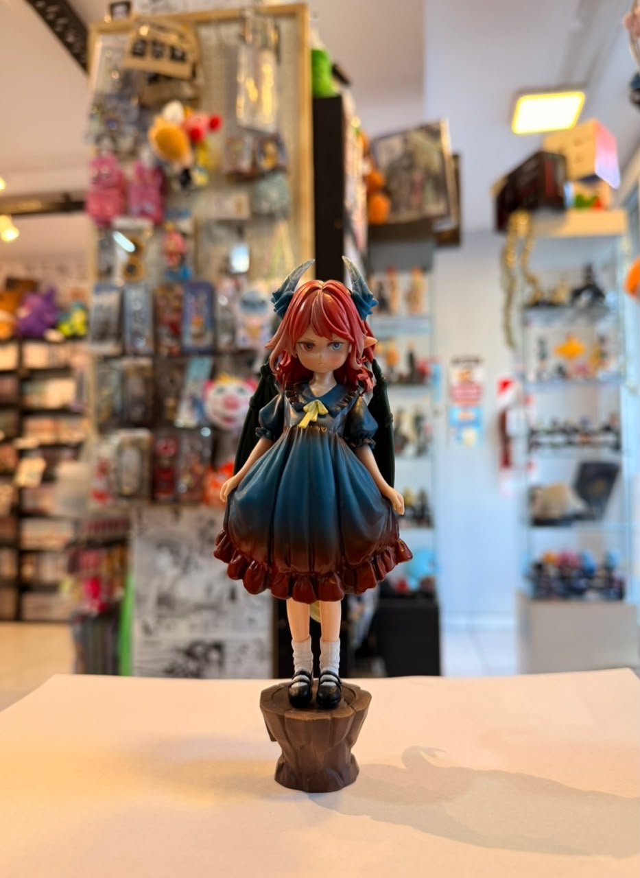 FIGURA DE KANNA KAMUI ENCIMA DE UN TRONCO