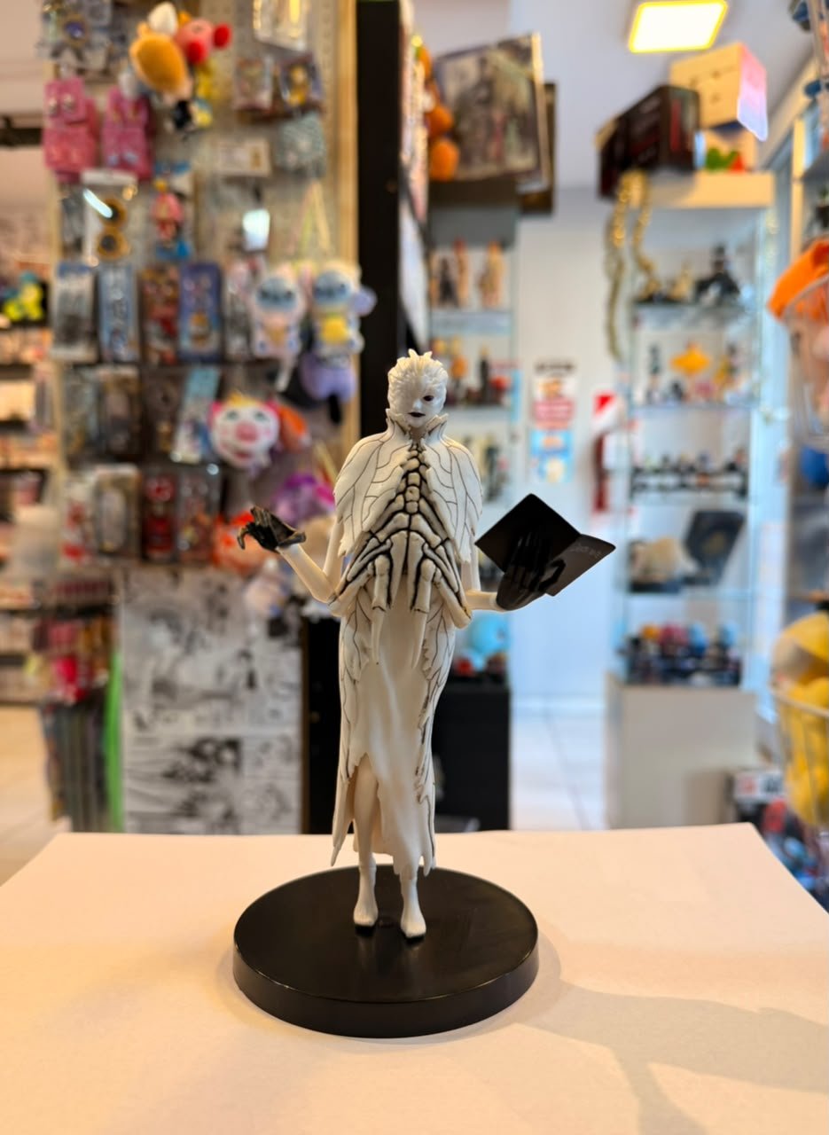 FIGURA DE ARMA SOSTENIENDO UNA DEATH NOTE
