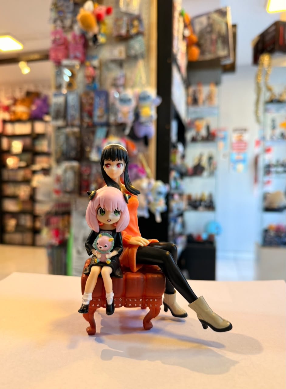 FIGURA DE YOR Y ANYA FORGER SENTADO EN UN SILLON