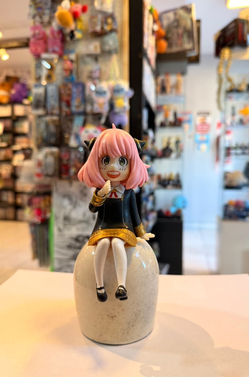 FIGURA DE ANYA FORGER CON SU UNIFORME ESCOLAR SENTADA