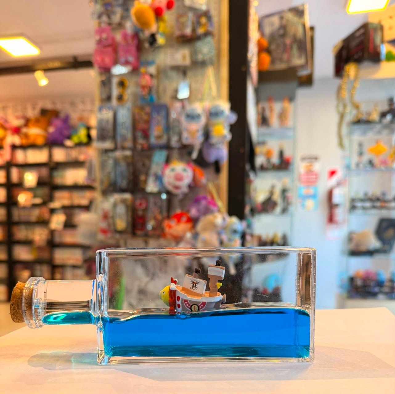 BARCO THOUSAND SUNNY FLOTANDO EN UN MAR ARTIFICIAL DENTRO DE BOTELLA