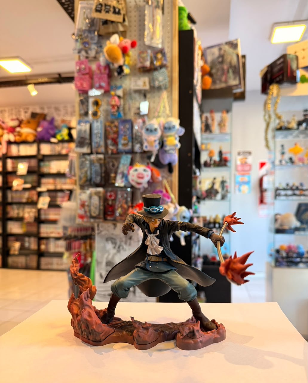 FIGURA DE SABO USANDO PODERES DE LA FRUTA MERA MERA