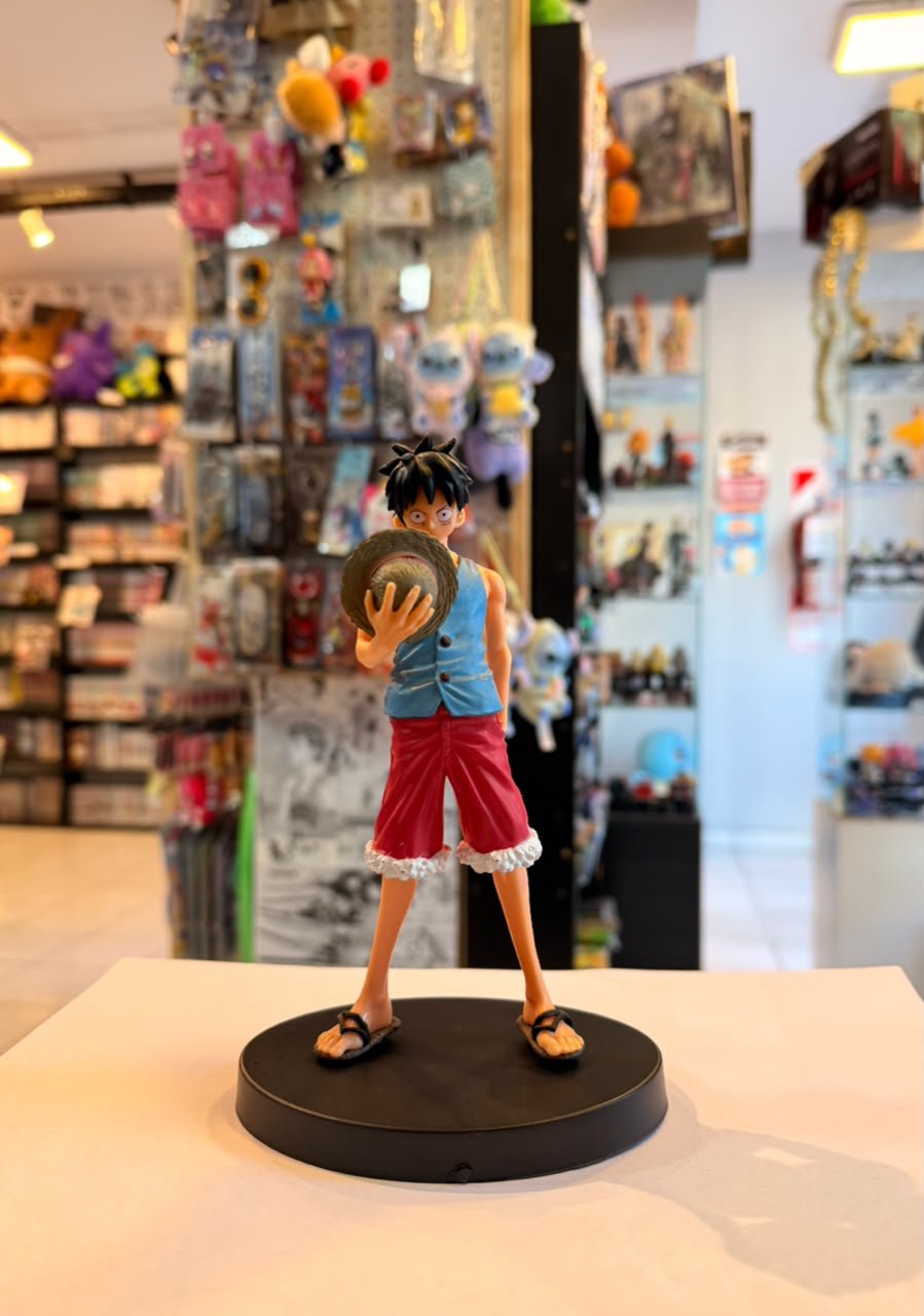 FIGURA DE MONKEY D. LUFFY CON CHALECO AZUL SOSTENIENDO SU SOMBRERO