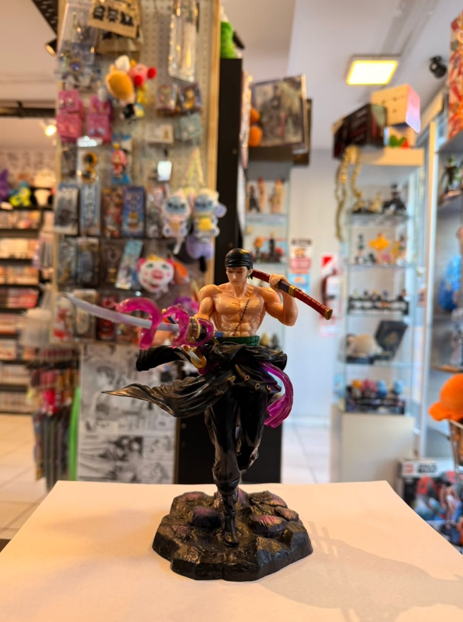 FIGURA DE RORONOA ZORO EN POSE DE BATALLA CON EFECTOS DE ENMA Y HAKI