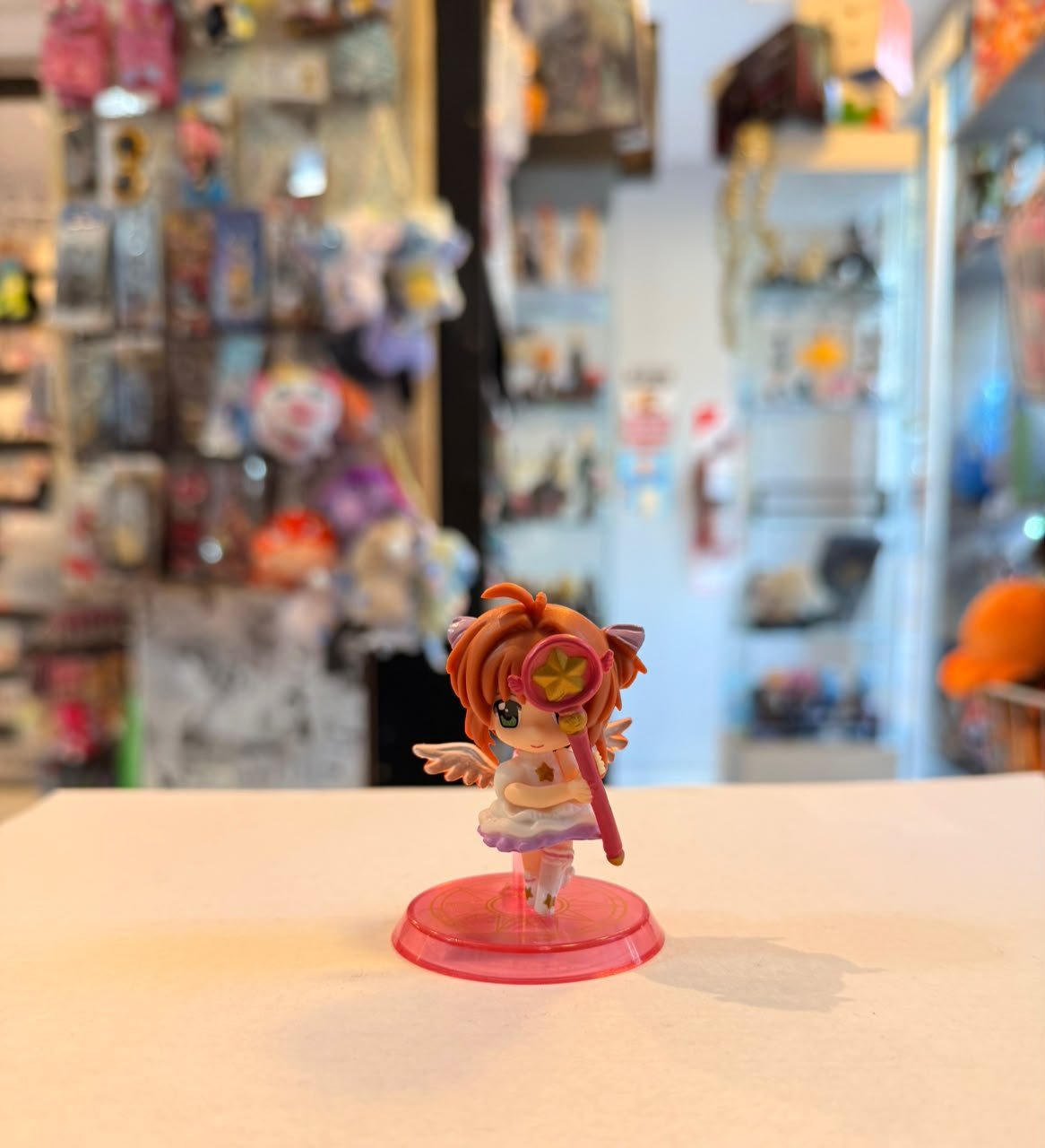 FIGURA GASHAPON DE SAKURA KINOMOTO CON SU BACULO Y ALAS