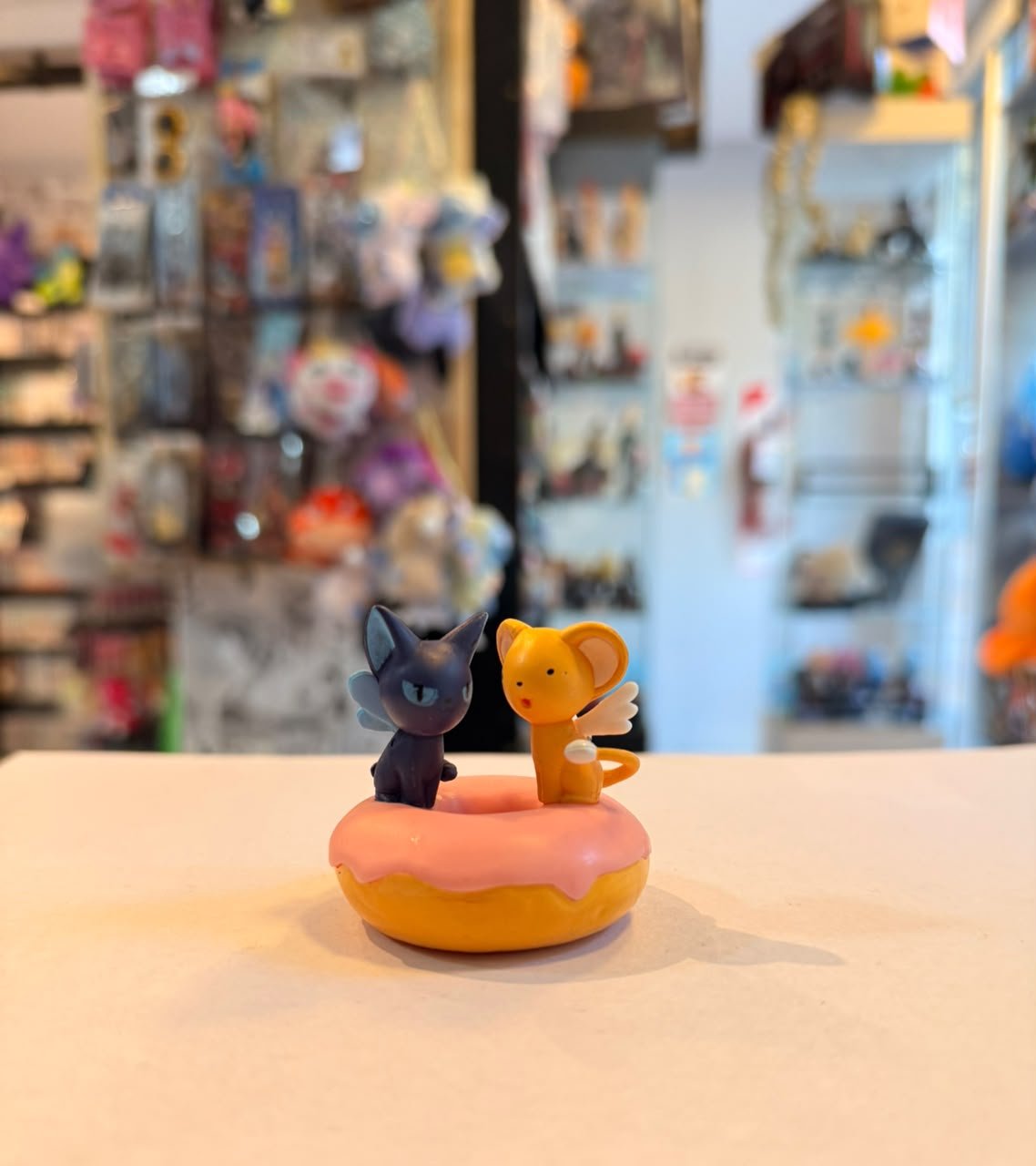 FIGURA GASHAPON DE KERO Y SPINEL SOBRE UNA DONA