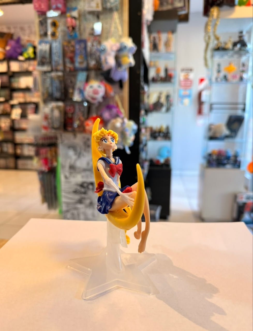 FIGURA DE SAILOR MOON SENTADA SOBRE LUNA CRECIENTE