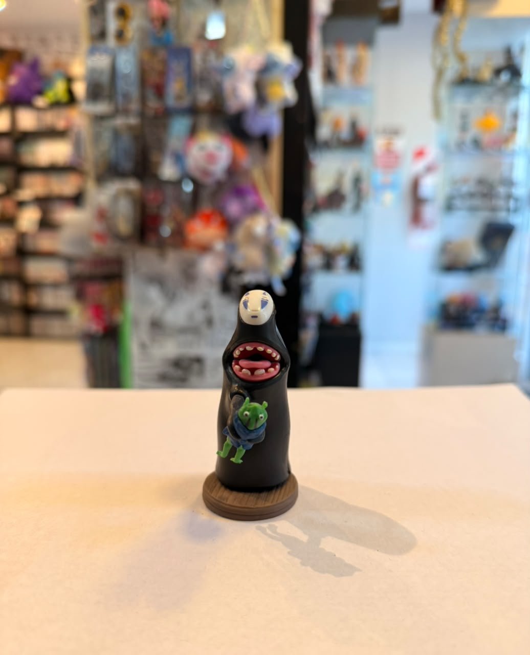 FIGURA CHIBI DE KAONASHI COMIENDO UNA RANA