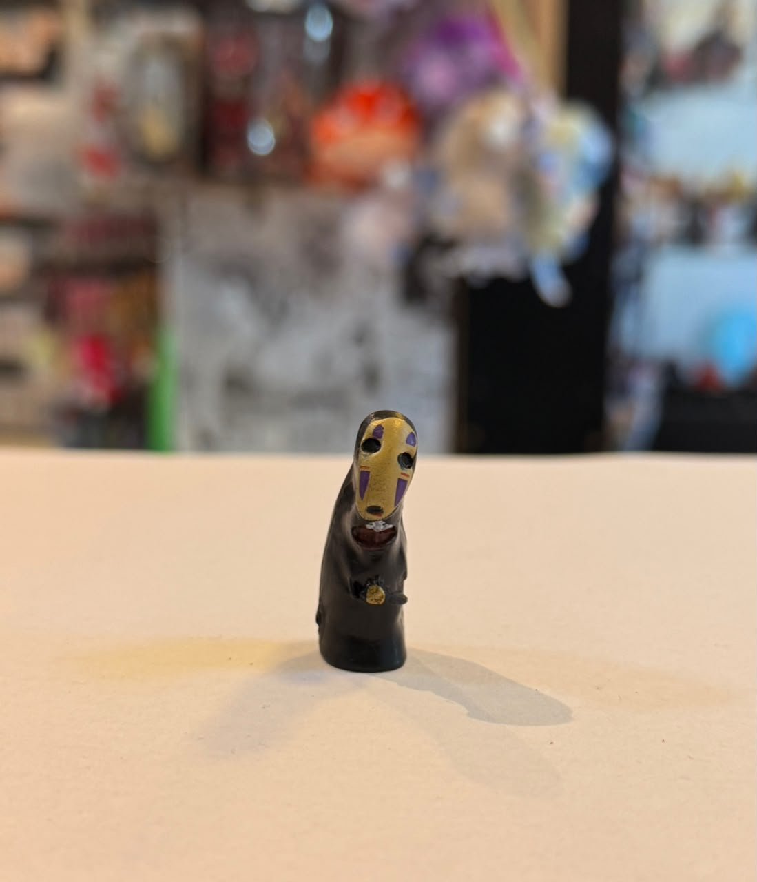 FIGURA GASHAPON DE KAONASHI SOSTENIENDO PEQUEÑO OBJETO DORADO