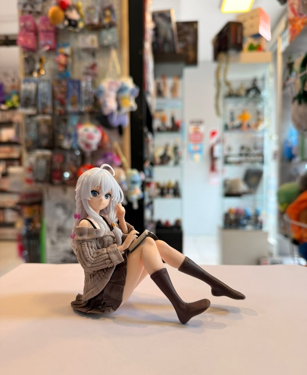 FIGURA DE ELAINA LEYENDO UN LIBRO SENTADA