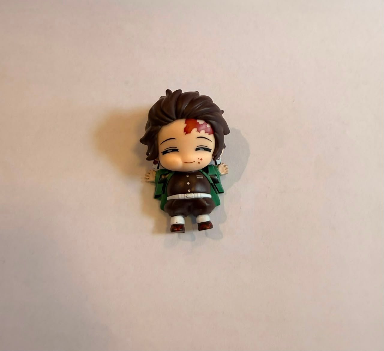 FIGURA GASHAPON DE TANJIRO ACOSTADO