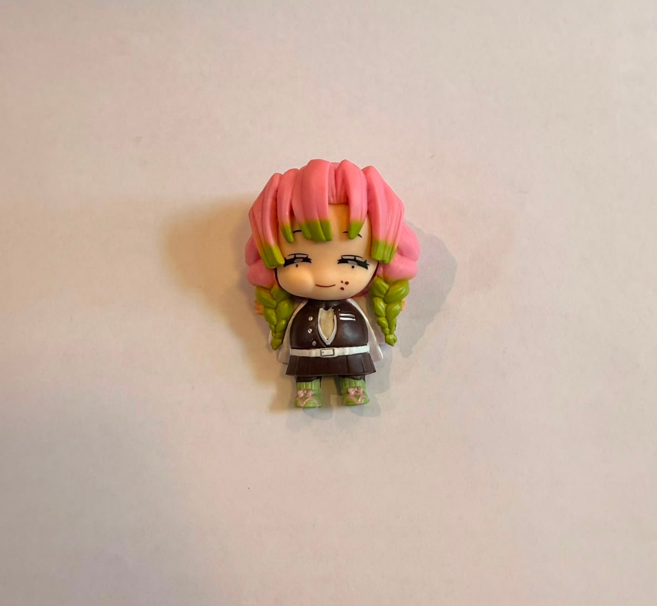 FIGURA GASHAPON DE MITSURI ACOSTADO