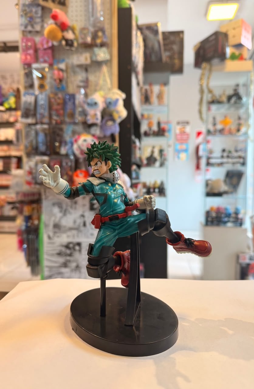 FIGURA DE IZUKU MIDORIYA EN POSE DE ACCION CON TRAJE DE HEROE