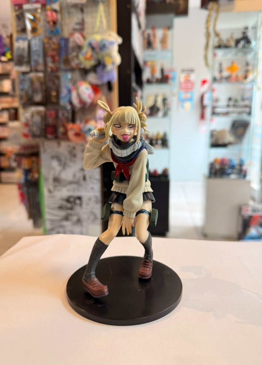 FIGURA DE HIMIKO TOGA SACANDO LA LENGUA Y SOSTENIENDO UN TUBO DE SANGRE