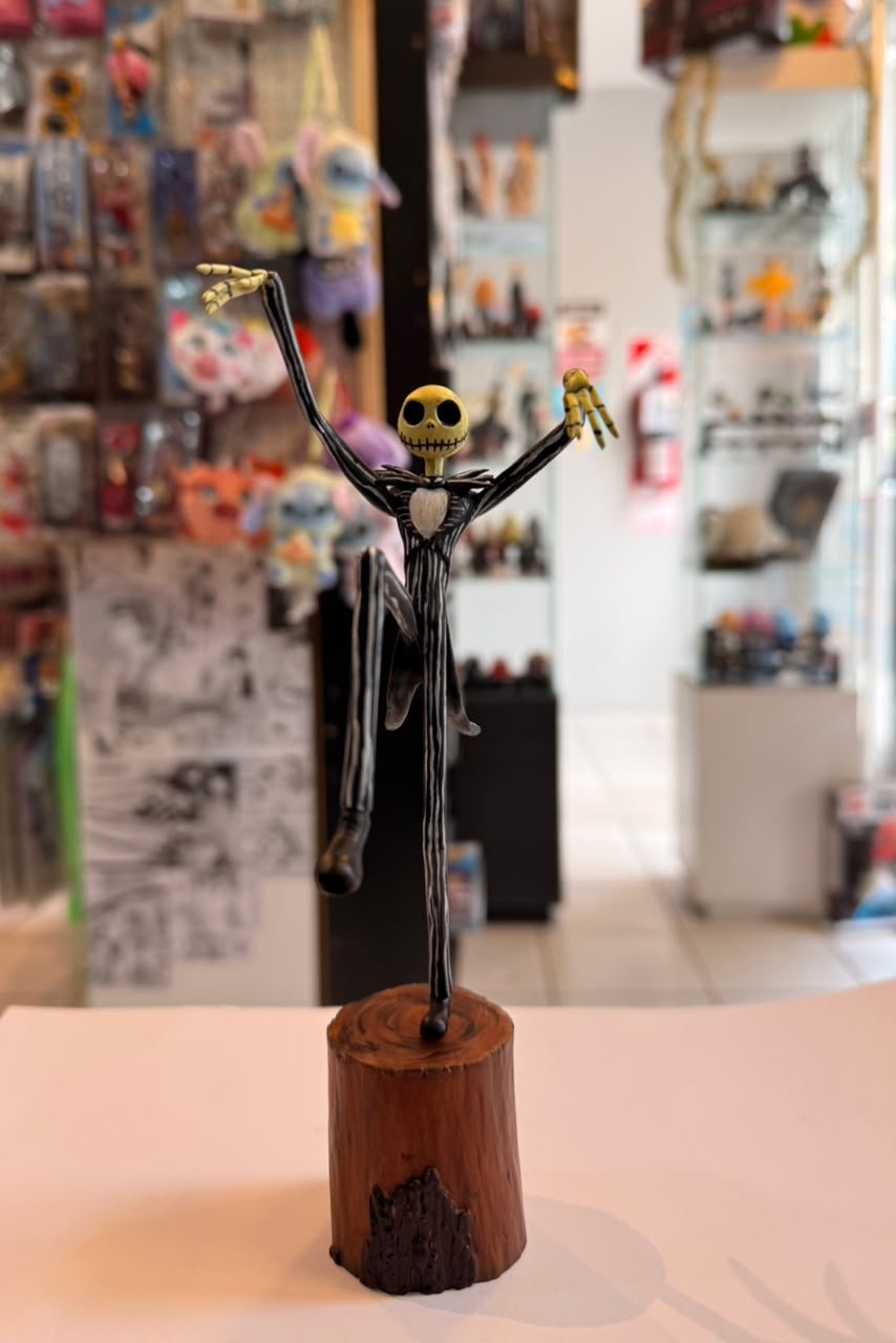 FIGURA DE JACK SKELLINGTON EN POSTURA DE COMBATE