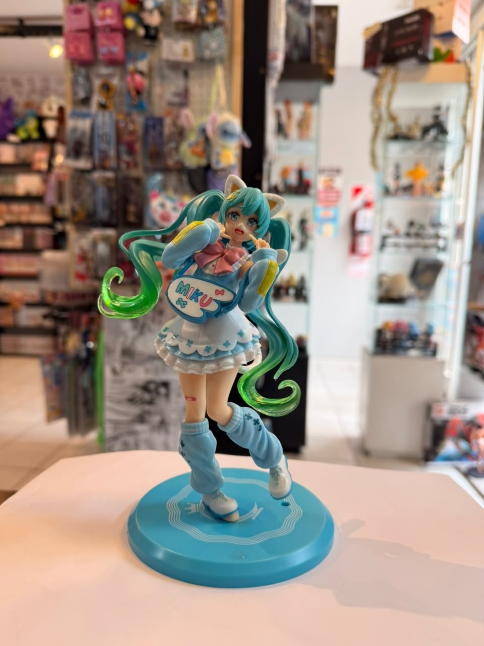 FIGURA DE MIKU VERSION IDOL DE VOCALOID