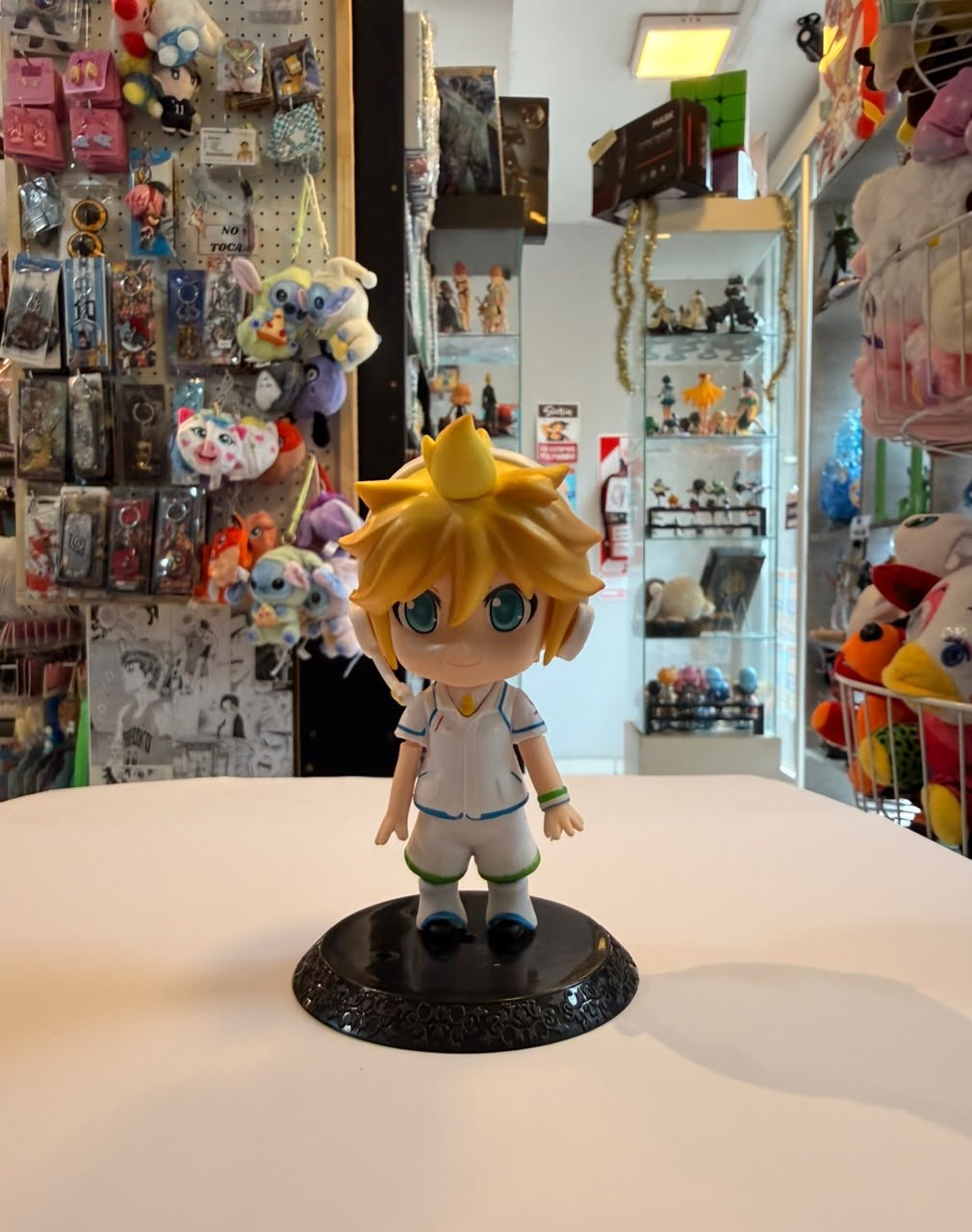 FIGURA CHIBI DE KAGAMINE LEN VISTIENDO CONJUNTO BLANCO