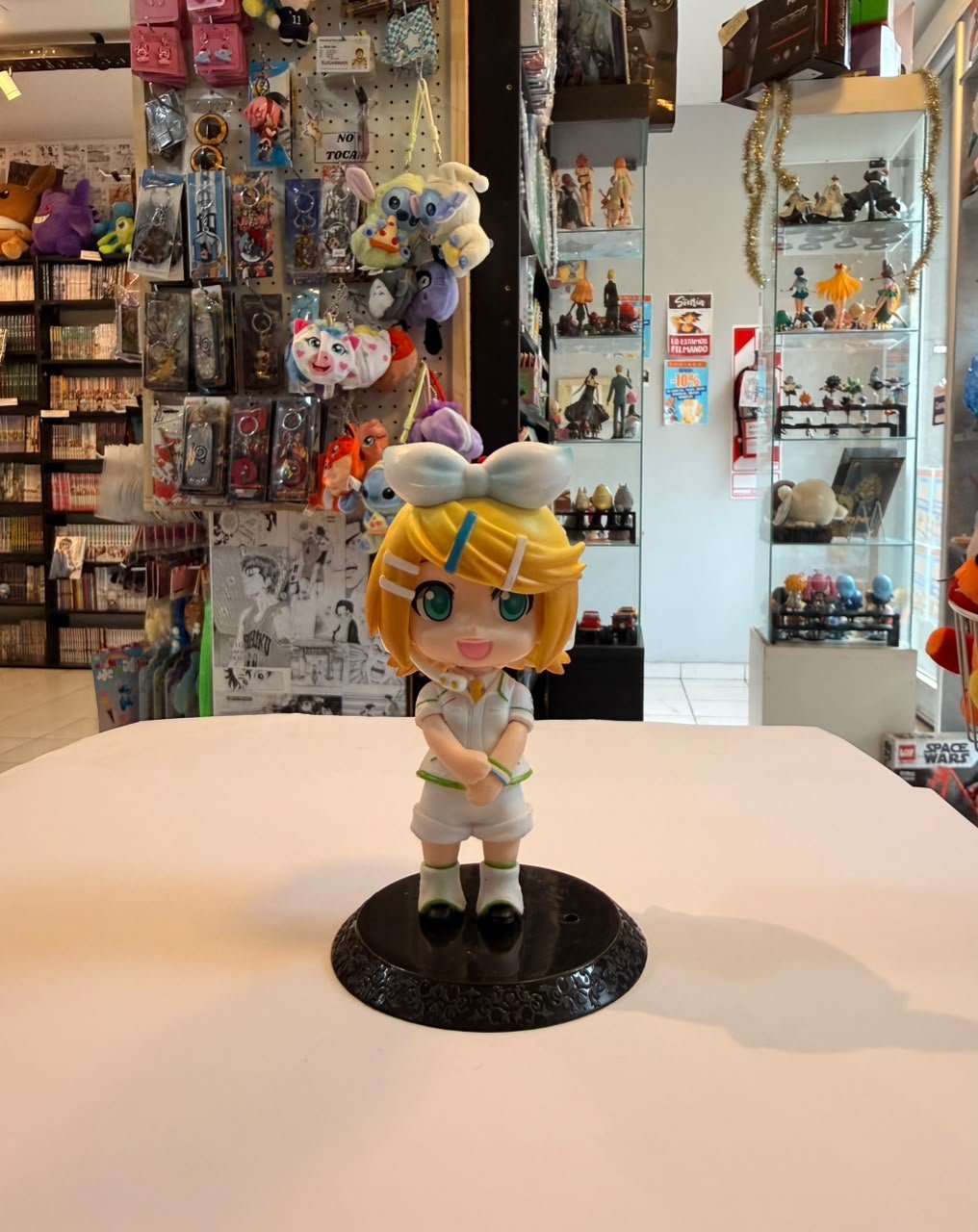 FIGURA CHIBI DE RIN KAGAMINE VISTIENDO CONJUNTO BLANCO
