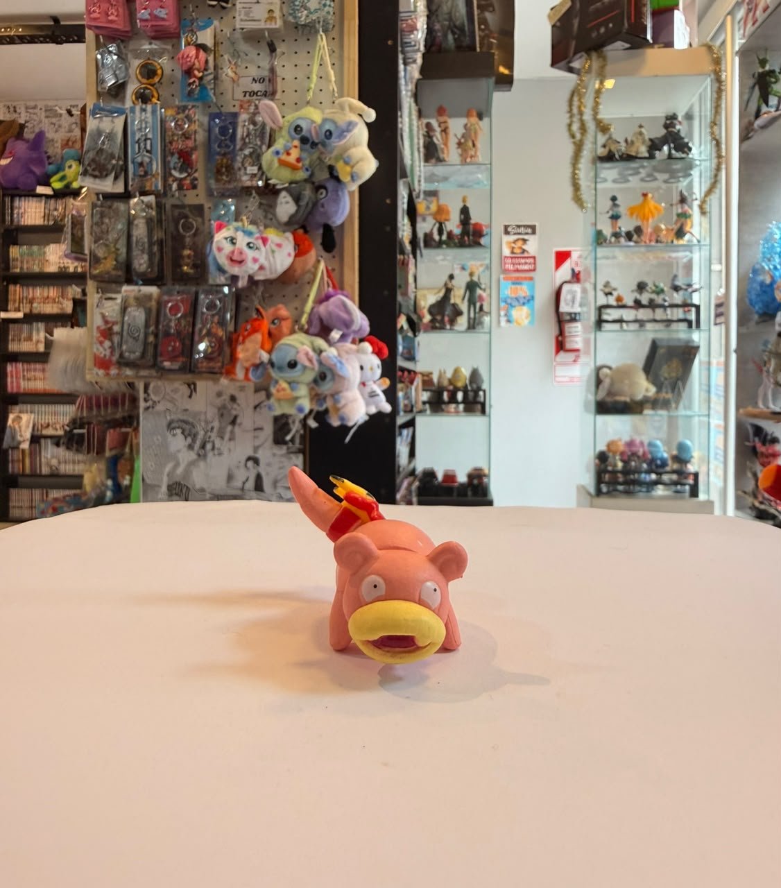 FIGURA CHIBI DE SLOWPOKE CON DETALLE ROJO EN LA COLA