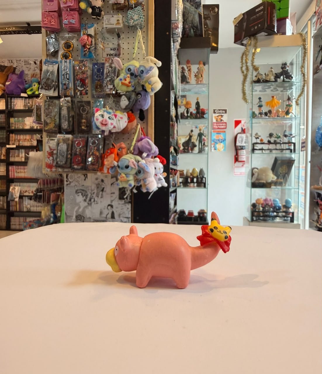 FIGURA CHIBI DE SLOWPOKE CON DETALLE ROJO EN LA COLA foto 2