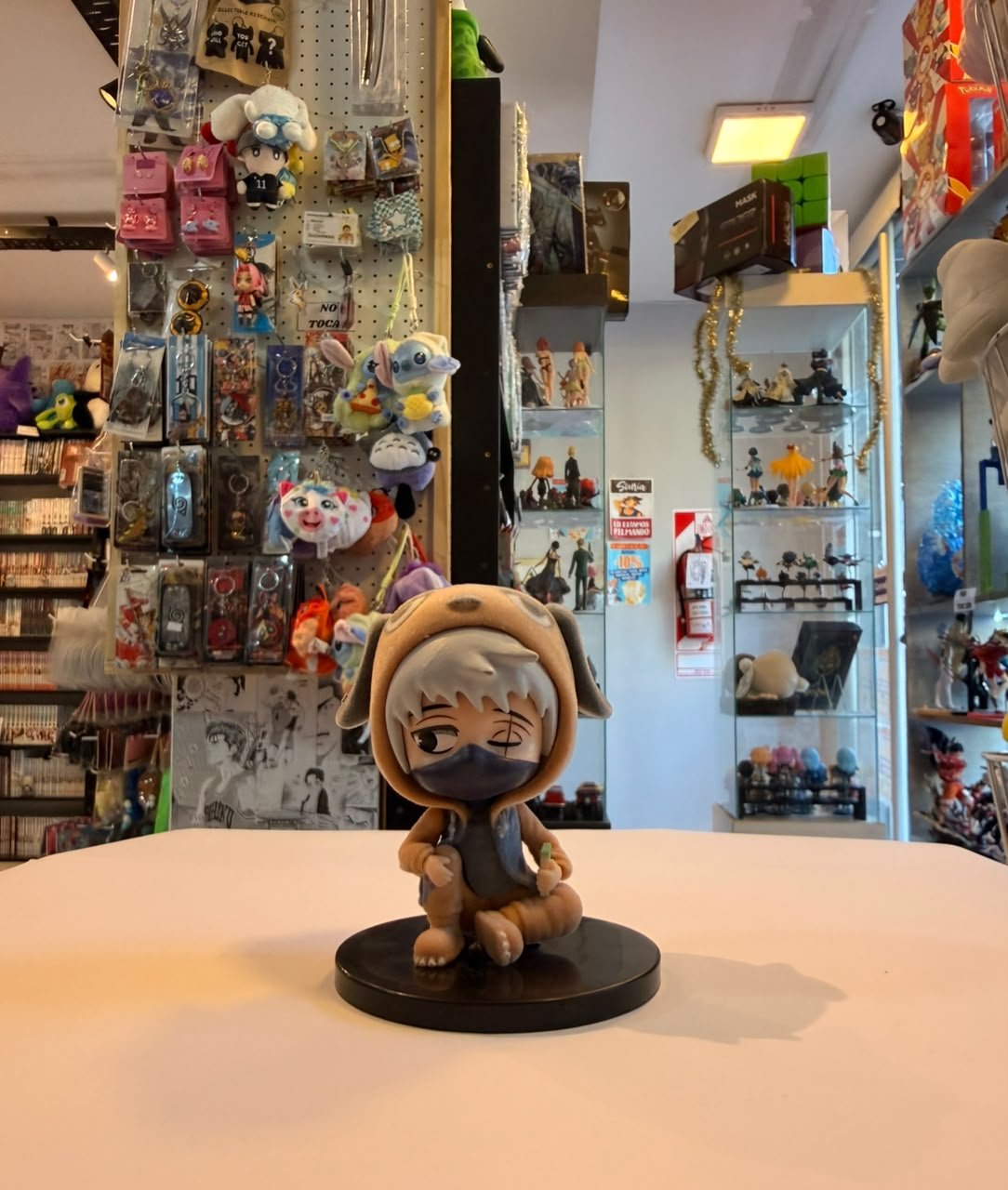FIGURA CHIBI DE KAKASHI HATAKE USANDO SUDADERA DE PERRO NINJA