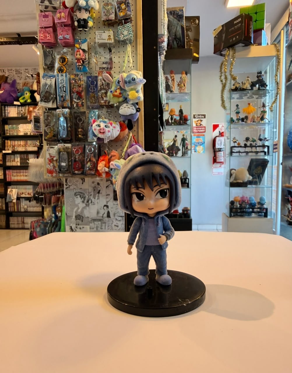 FIGURA CHIBI DE SASUKE USANDO SUDADERA DE LOBO GRIS