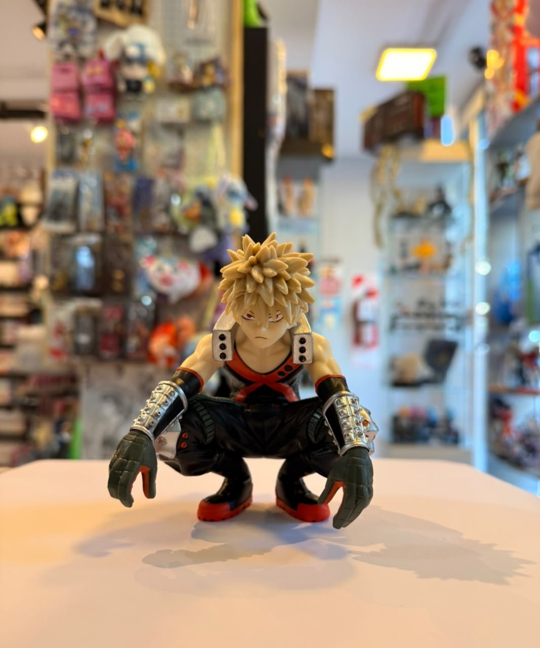 FIGURA DE KATSUKI BAKUGO EN CUCLILLAS