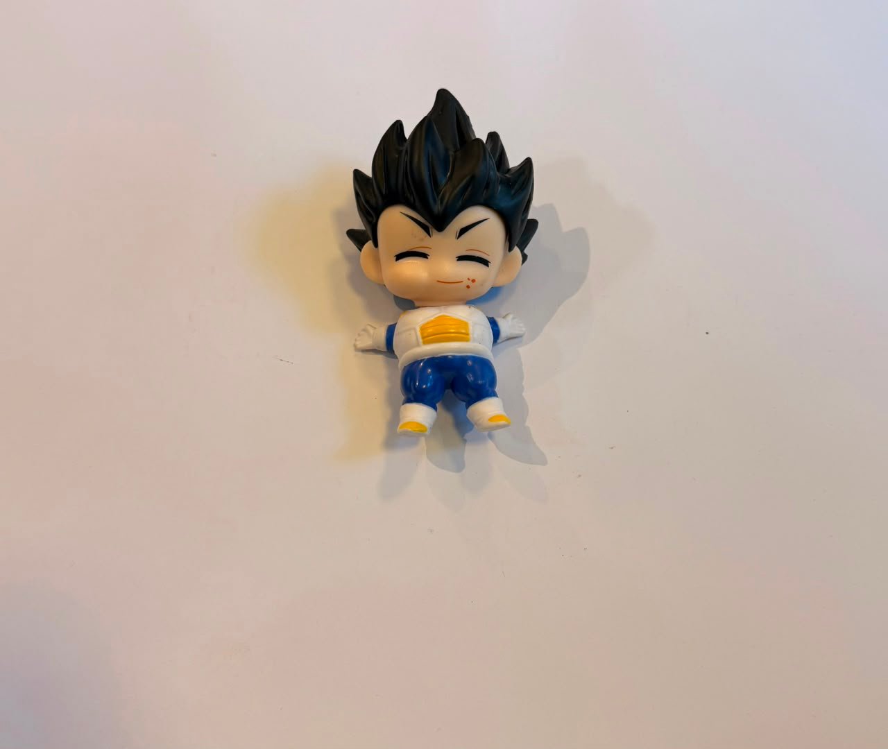 FIGURA GASHAPON DE VEGETA ACOSTADO