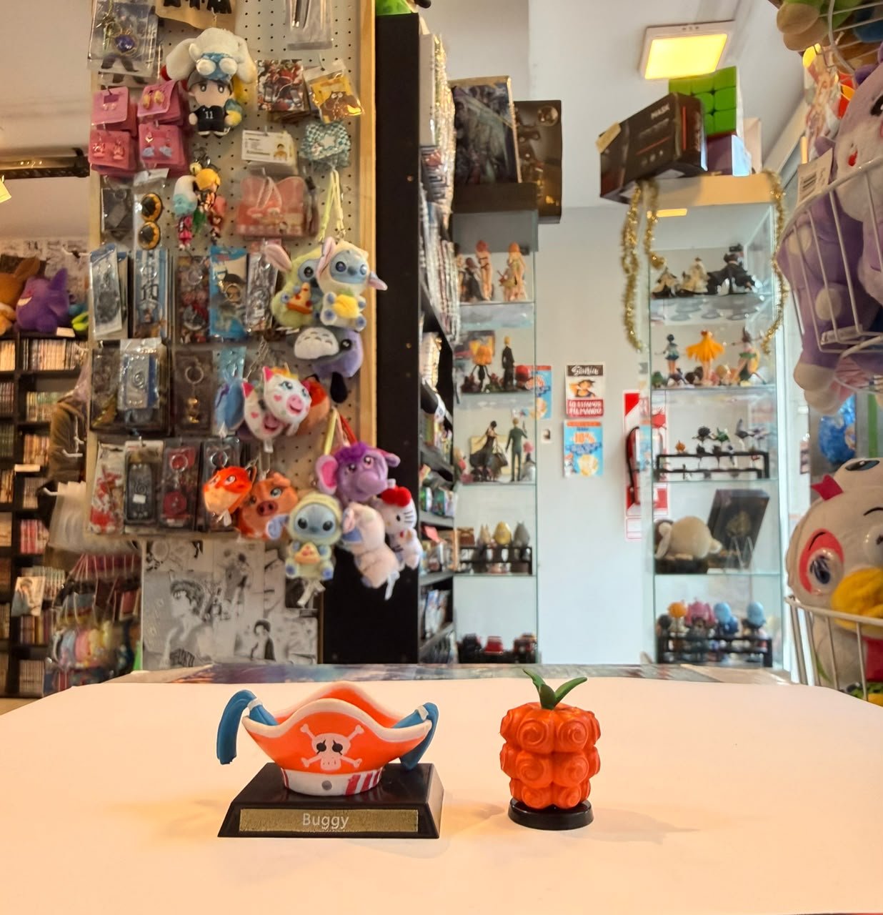 FIGURA GASHAPON DE ELEMENTOS ICONICOS DE BUGGY EL CLOWN