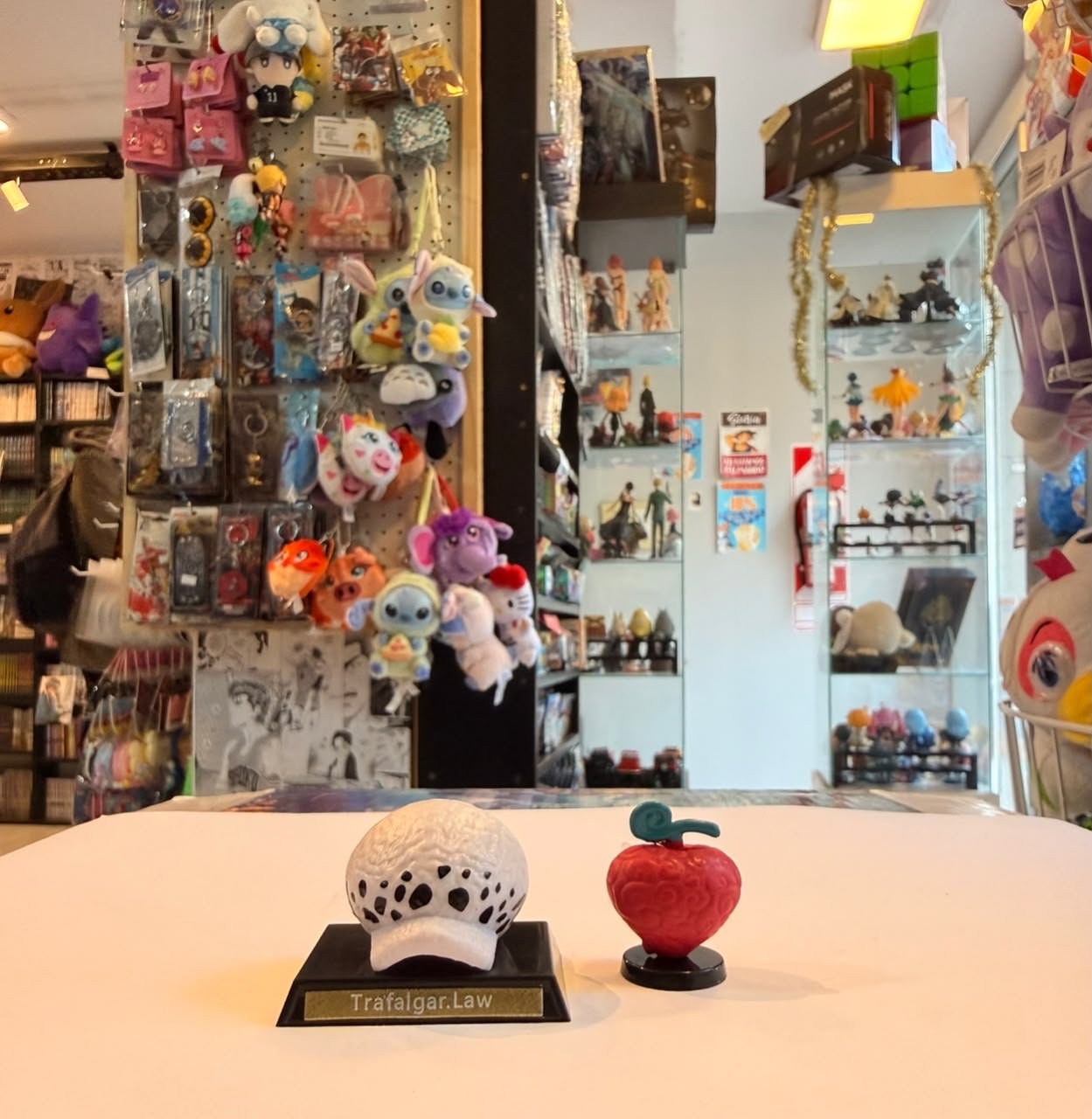 FIGURA GASHAPON DE ELEMENTOS ICONICOS DE TRAFALGAR LAW