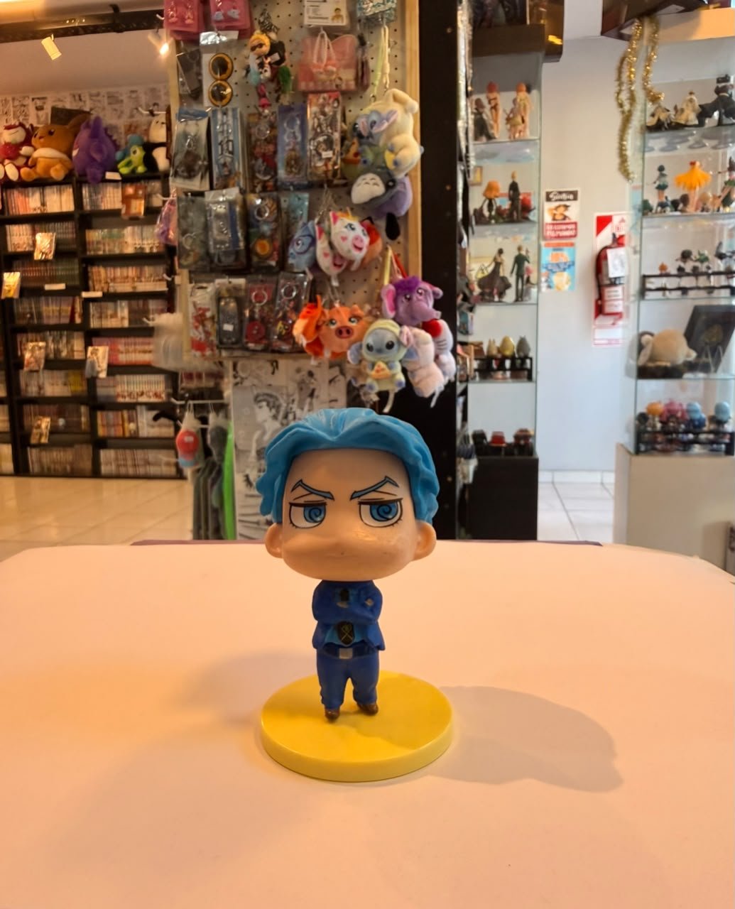 FIGURA GASHAPON DE KOICHI HIROSE ENOJADO CON TRAJE AZUL