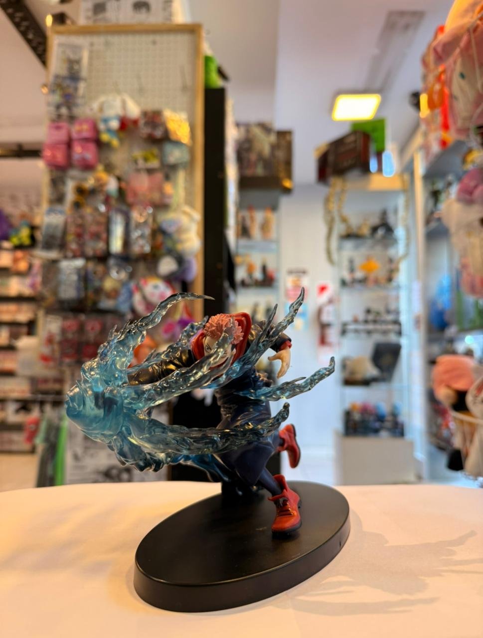 FIGURA DE YUJI ITADORI CON EFECTO DE ENERGIA MALDITA EN COLOR AZUL TRASLUCIDO