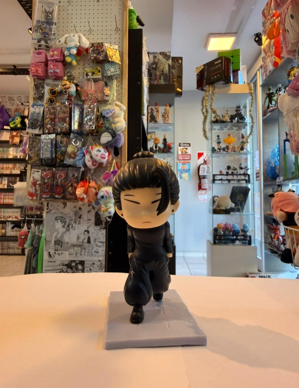 FIGURA DE SUGURU GETO CAMINANDO