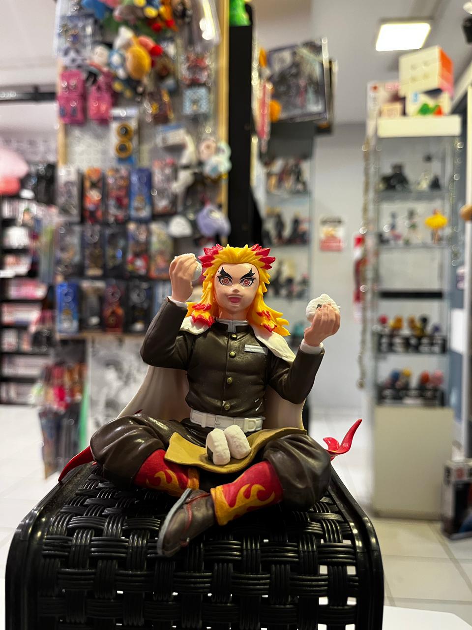 FIGURA DE RENGOKU SENTADO COMIENDO ONIGIRIS