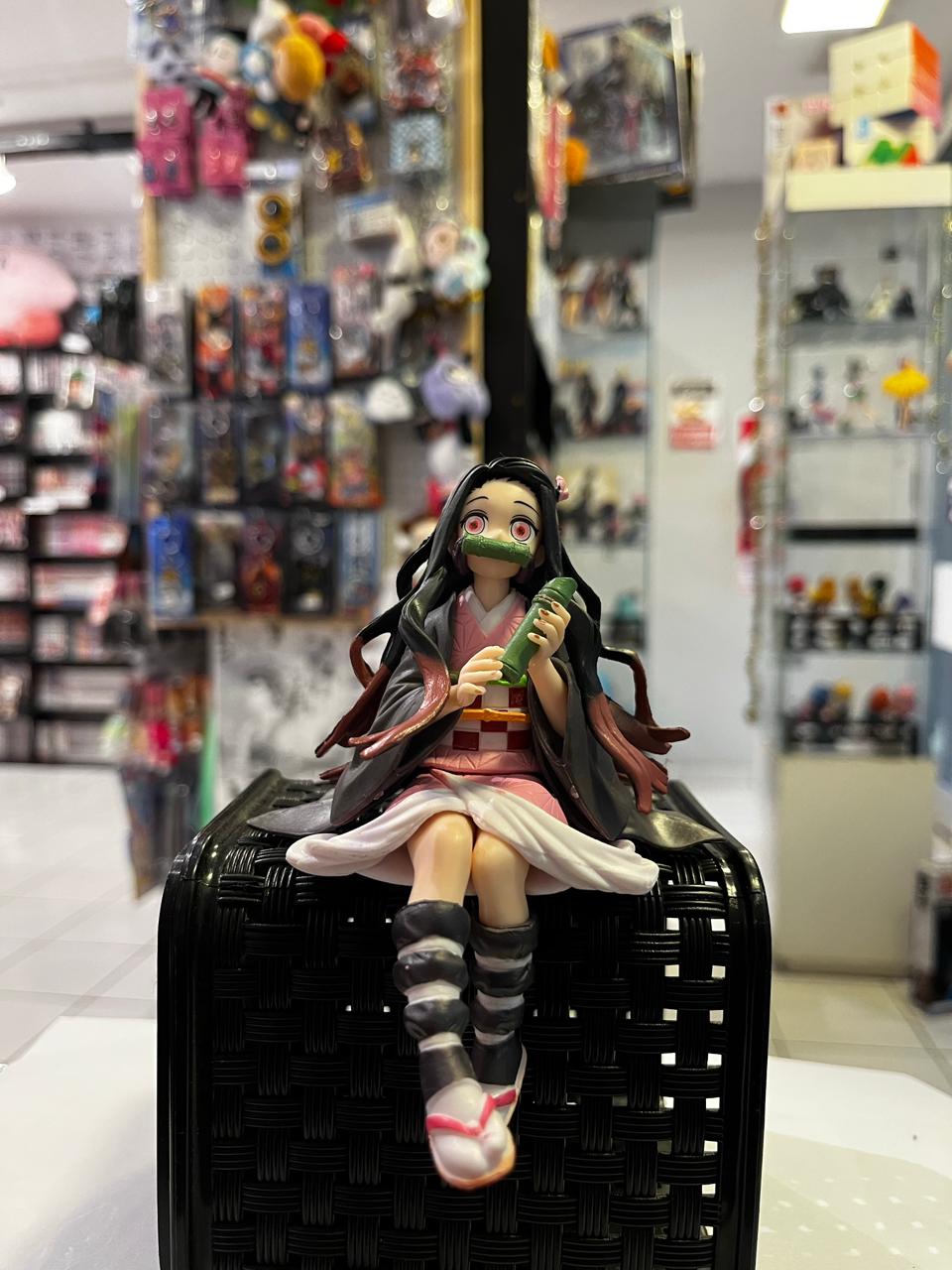 FIGURA DE NEZUKO SENTADA COMIENDO