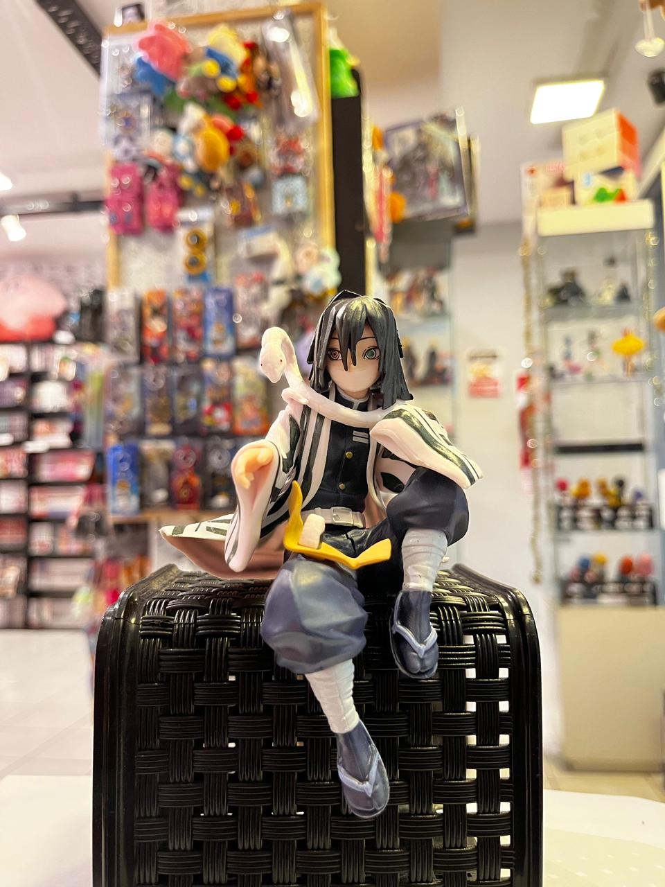 FIGURA DE OBANAI IGURO SENTADO COMIENDO ONIGIRI