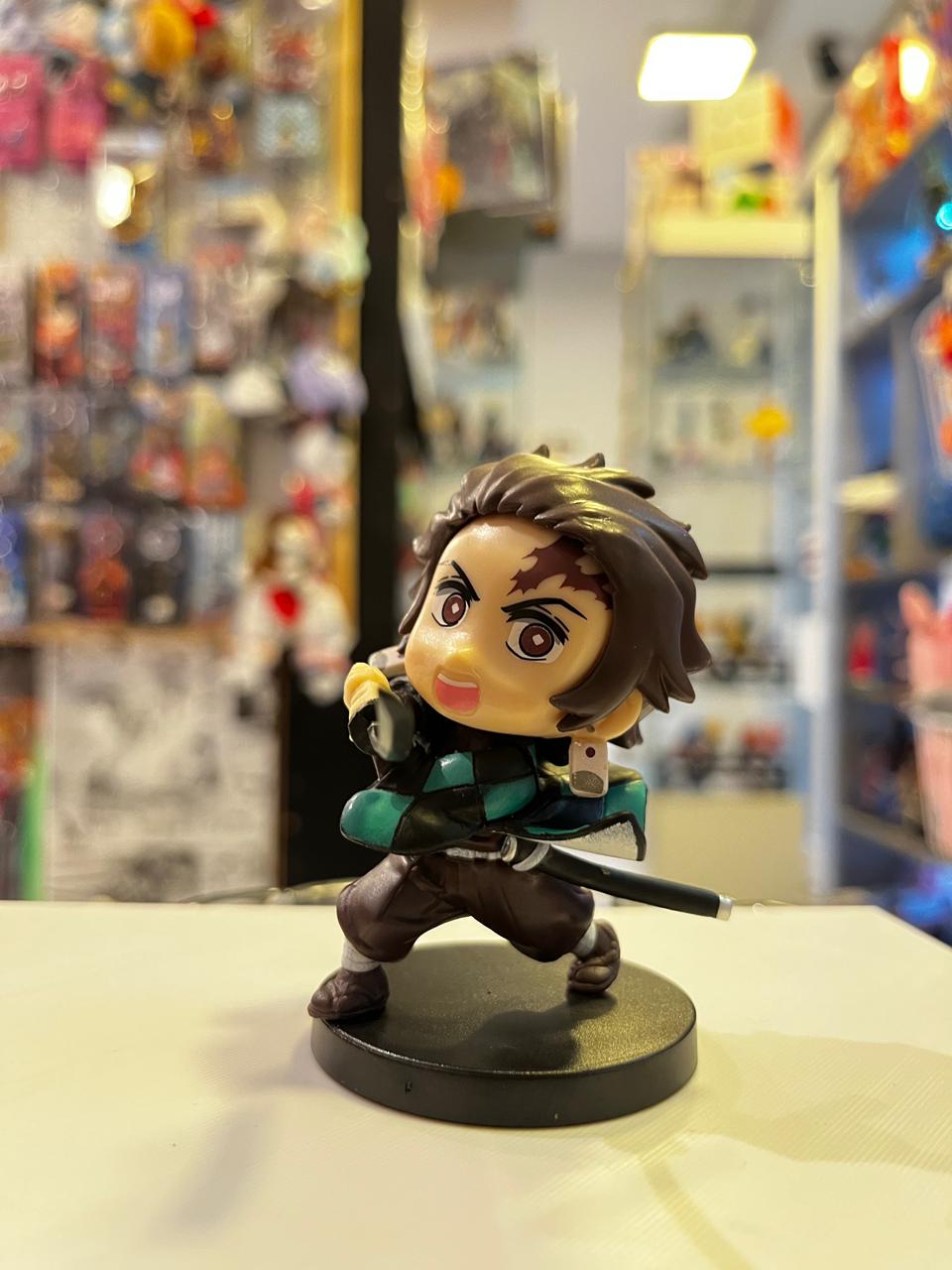 FIGURA DE TANJIRO EN POSE DE COMBATE