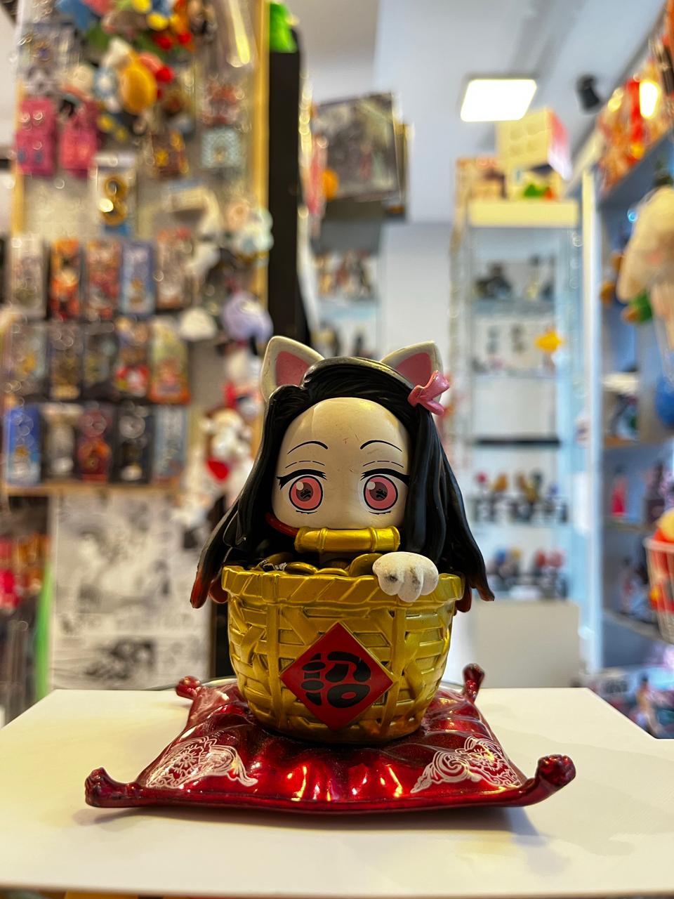 FIGURA DE NEZUKO GATO DE LA SUERTE EN CANASTA DORADA