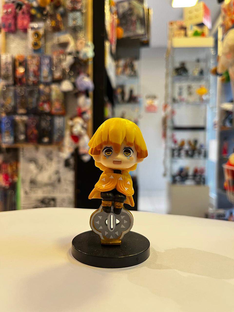 FIGURA DE ZENITSU SENTADO SOBRE MANGO DE KATANA